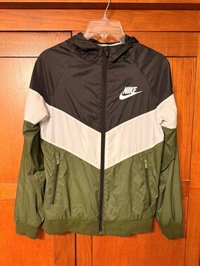 Nike Chevron Colorblock Hooded Windbreaker in Black, White & Olive Green